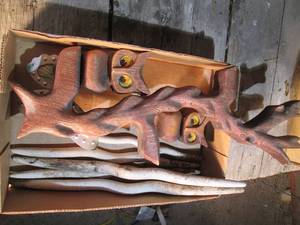 lot 626 image: Tree stakes and wood owl decor...