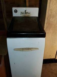 lot 437 image: Vintage Super Flame oil stove. BRIN...
