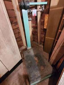 lot 440 image: Vintage Howe scale wweights. BRING...