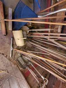 lot 478 image: Rakes, shovels, pitchfork, pik axe ...