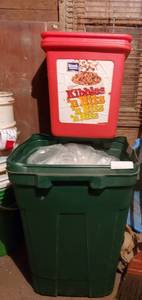 lot 484 image: Garbage can with tarps and plastic,...