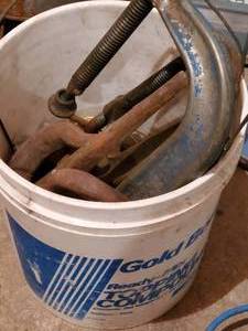 lot 489 image: Bucket with 7 and 11 C-clamps, la...