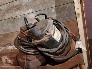 lot 495 image: 2 submersible sump pumps...
