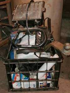 lot 499 image: Crate of automotivegarage items in...