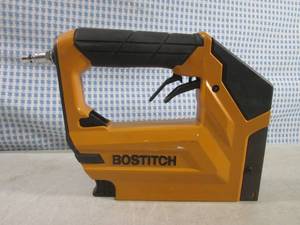 lot 2 image: (RMC) Bostitch BTFP71875 Air Staple...