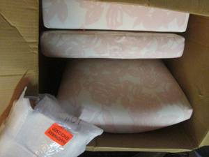 lot 23 image: (BR1) Skyline Furniture Chair Pink ...