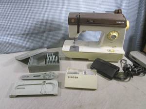 lot 40 image: (F-3) Vintage Singer 1411 Sewing Ma...