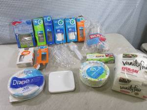 lot 100 image: (D-1) Assorted Plastic Silverware P...