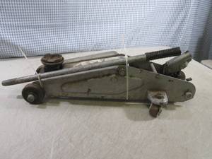 lot 214 image: (G-1) Pro-Lift 4000 lb Floor Jack...