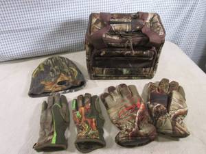 lot 218 image: (BS) Camo Cooler 2 Pair Gloves and ...