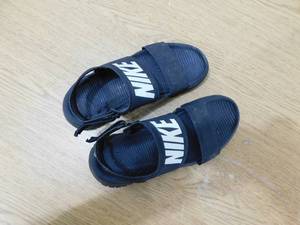 lot 87 image: Nike Sandles - Size 7