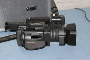lot 73 image: Sony DSR-PD150 Professional 13 DVCAM MiniDV Mini DV Digital Video Camera  Camcorder with Case