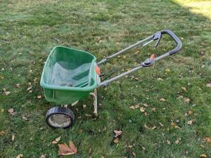 Scotts Turf Builder EdgeGuard DLX Broadcast Spreader