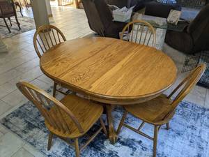 Penns Creek Furniture Country Oak Dining Table with (4) Matching Chairs