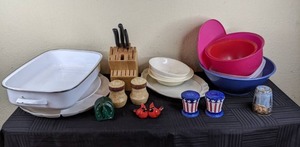lot 74 image: Assorted Kitchen Supplies