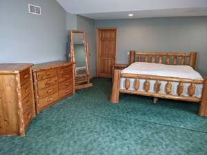 lot 92 image: Beautiful Knotty Pine 5-Piece Bedroom Set