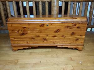 lot 108 image: Beautiful Wooden Chest
