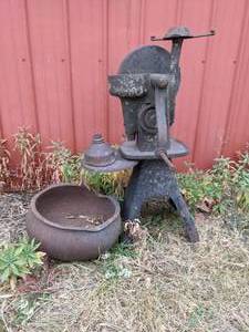 lot 106 image: Vintage McCormick-Deering Cream Seperator
