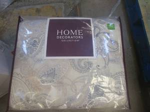 lot 388 image: Home Decorators Collection Lora 3-Piece Oatmeal Paisley King Comforter Set (NEW)