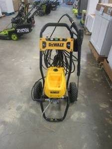 lot 426 image: DEWALT 2400 PSI 1.1 GPM Cold Water Electric Pressure Washer (MISSING TIPS & SOAP CONTAINER, FOR PARTS ONLY)