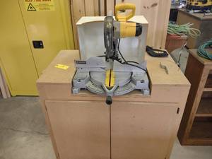 lot 17 image: Dewalt Model DW705 12 Compound Mit...