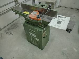 lot 12 image: Grizzley Model G11826 Jointer, 115...