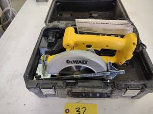 lot 37 image: Dewalt DW939 18 Volt, 6 12 Circul...
