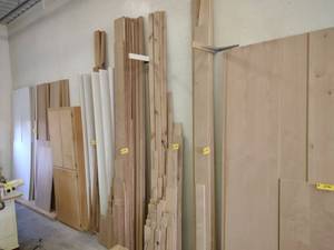 lot 104 image: Approx. 30 bf 1316 Knotty Alder Lu...