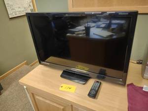 lot 174 image: Magnavox 32 Flat Screen TV with Re...