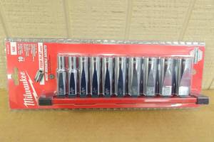 lot 15 image: NEW Milwaukee 38 Drive Deep Well Sockets - SAE