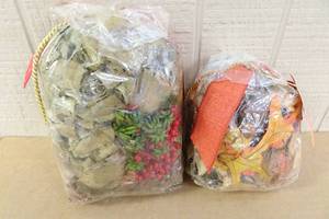 lot 50 image: 2 Aromatique Decorative Fragrances -Pumpkin Spice & The Smell of Christmas