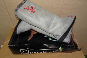 lot 94 image: Altitudes Windsor Gray Slipper Boots -Size Small(6.5-7.5)