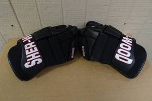 lot 144 image: Sher-Wood 5000 Hockey Gloves -15