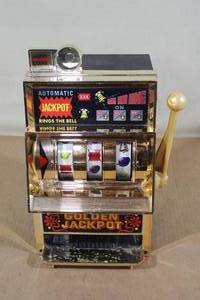 lot 179 image: Vintage WACO Golden Jackpot Table Top Slot Machine 1970s