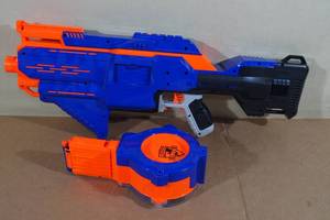 lot 204 image: Nerf Elite Dart Gun with Drum Magazine and Bullets