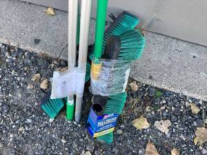 lot 41 image: Push Brooms