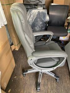 lot 7 image: Bonded Leather Office Chair