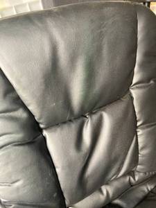 lot 102 image: HON Leather Chair