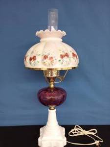 lot 13 image: Beautiful vintage lamp with a Alladin Lamp Shade