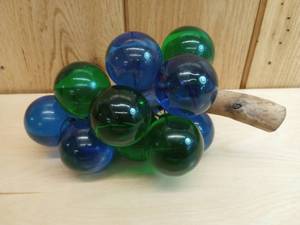 lot 29 image: Vintage MCM Retro Lucite Grape Cluster of Lovely Green and Blue Grapes