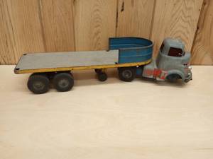 lot 92 image: Vintage Wyandotte Truck