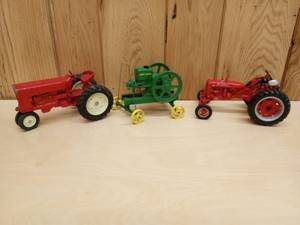 lot 95 image: Ertl Farm Toys