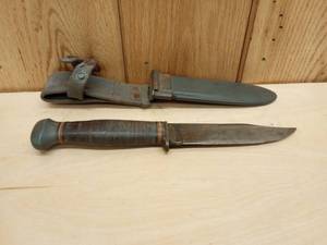 lot 111 image: United States Navey Mark 1 Knife