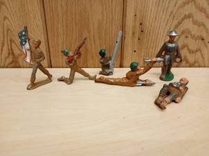 lot 120 image: Vintage Cast Army Men