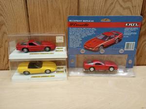 lot 129 image: (3) vintage Diecast Corvettes