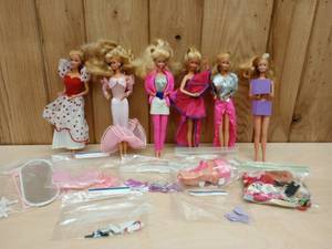 lot 133 image: 1980s Vintage Barbies with Accessories