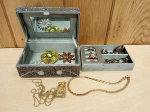 lot 136 image: Sterling Silver Rings and Costume Jewely