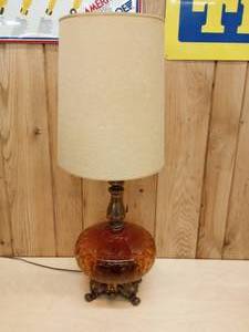 lot 143 image: Amber Mid Century Mod Electric Table Lamp