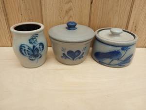 lot 160 image: Vintage Rowe Pottery Stoneware Covered  Dishes, and Mug