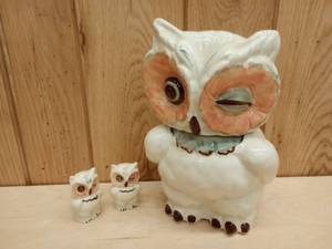 lot 162 image: Vintage 1940s Shawnee Winking Eye Cookie Jar and Salt and Pepper Shakers
